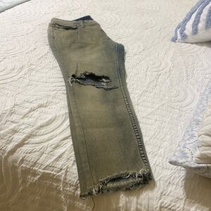 Free people jeans distressed look. Size 28
New without tags